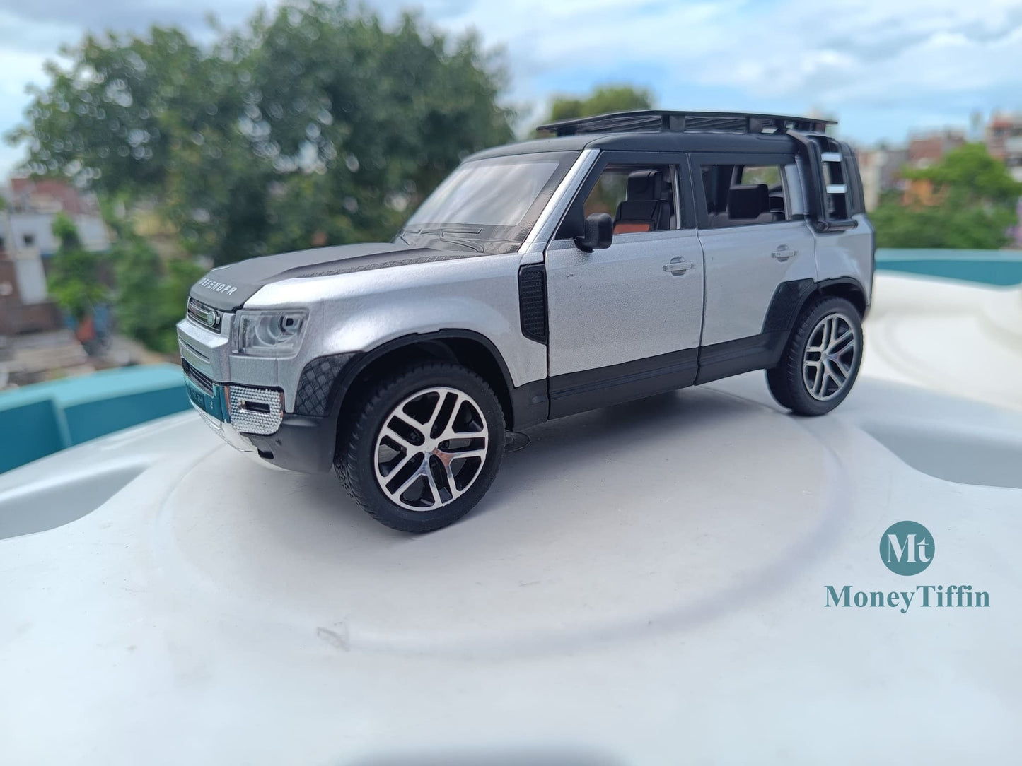 Land Rover Defender - Diecast Metal Car | ( 1:24 Scale Simulation Sound and Light Pull Back Series )